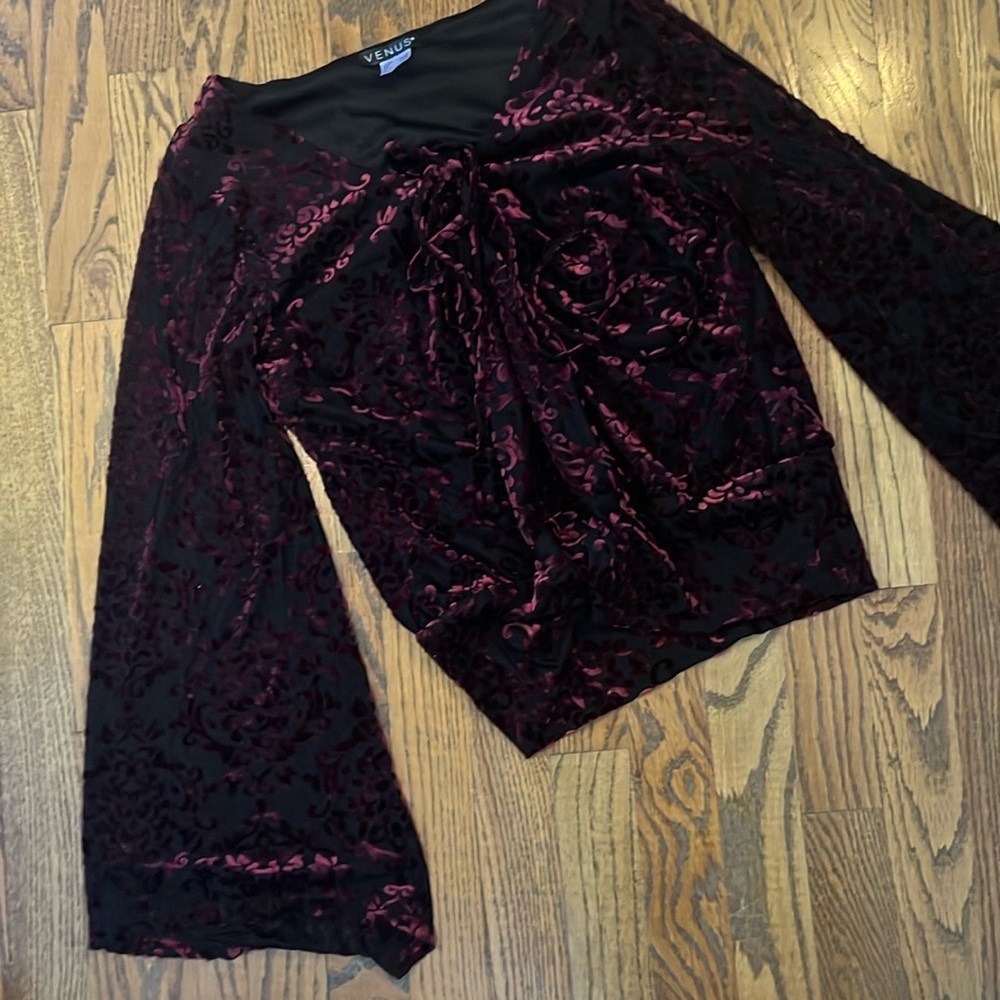 Velour wine colored burned out w black blew sleeves blouse